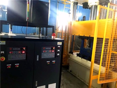 冷熱油切換模溫機的優(yōu)點？「歐能機械」從碳纖維模壓成型說起